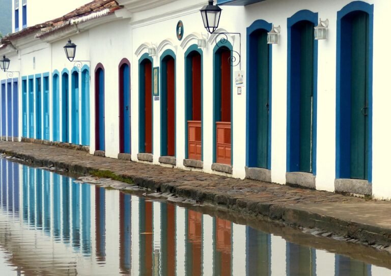 Saraus e Mesas Autogestionadas na FLIP: Como a Literatura Independente Transforma Paraty
