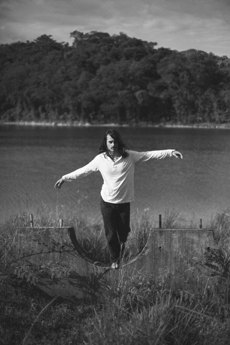 Gabriel Edé apresenta o álbum Nada no deserto e reafirma sua trajetória entre a canção, a poesia e a experimentação sonora