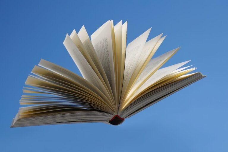 Escritores Brasileiros na Forbes Under 30: as Vozes que Estão Transformando a Literatura Nacional