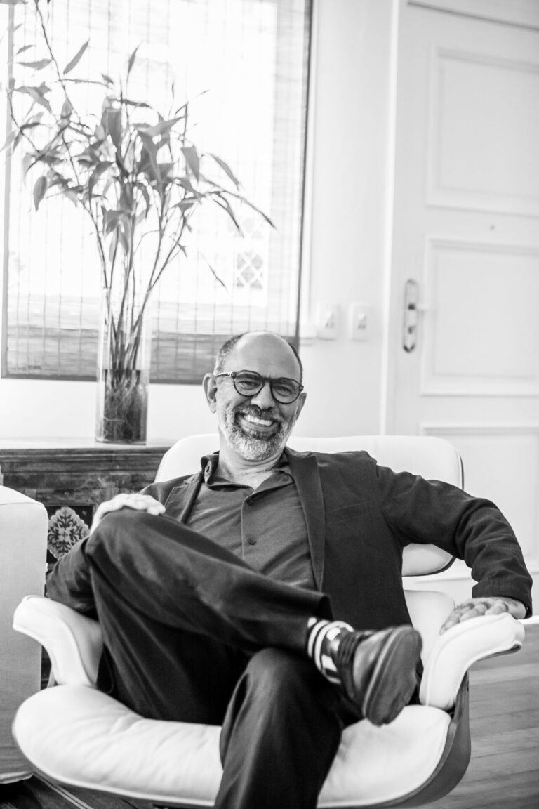 Escritor e roteirista carioca Celso Tádhei lança distopia “Derrisão” e retoma parceria com a Globo