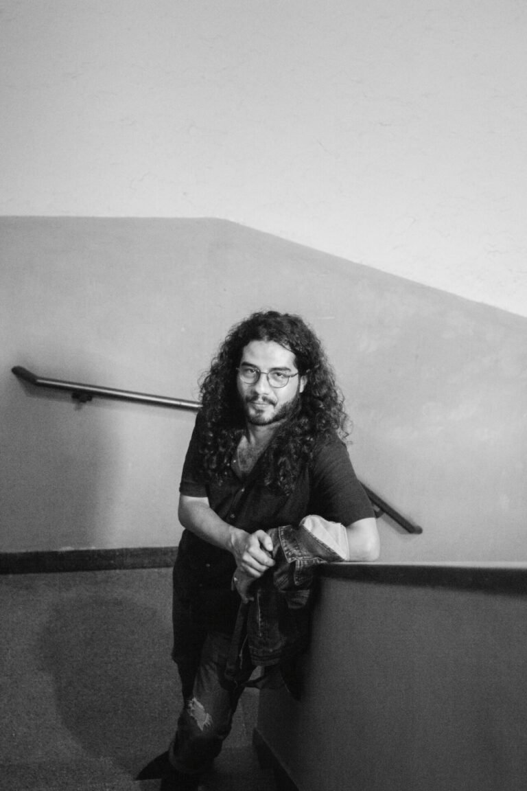 Guilherme Ziggy lança Pequena passarela sobre o abismo, seu segundo livro de poemas, pela Edições Loplop, no Cemitério de Automóveis